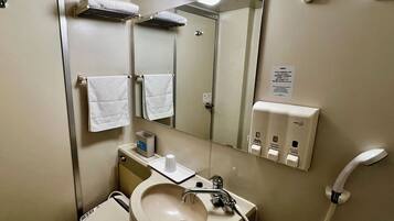 Combined shower/bathtub, free toiletries, hair dryer, slippers