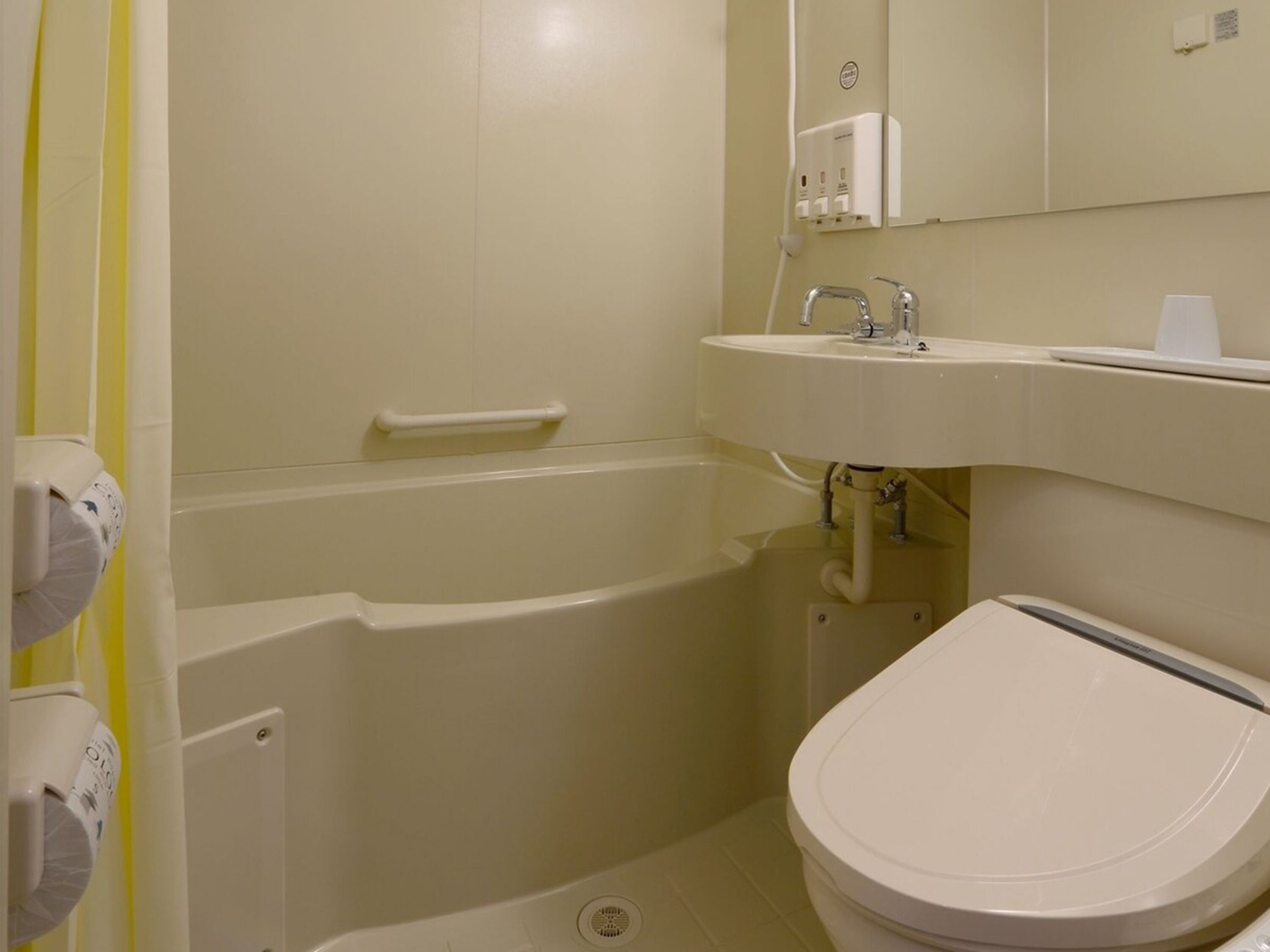 combined shower/bathtub, slippers, electronic bidet, towels