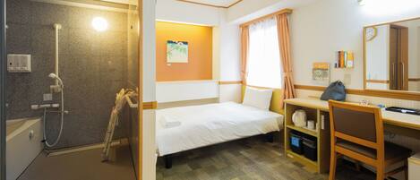 Ein Hotelzimmer mit Dusche, Bett, Schreibtisch und Spiegel.