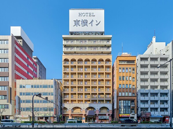 Ein mehrstöckiges Hotel mit einem auffälligen Schild, das es als Hotel kennzeichnet.
