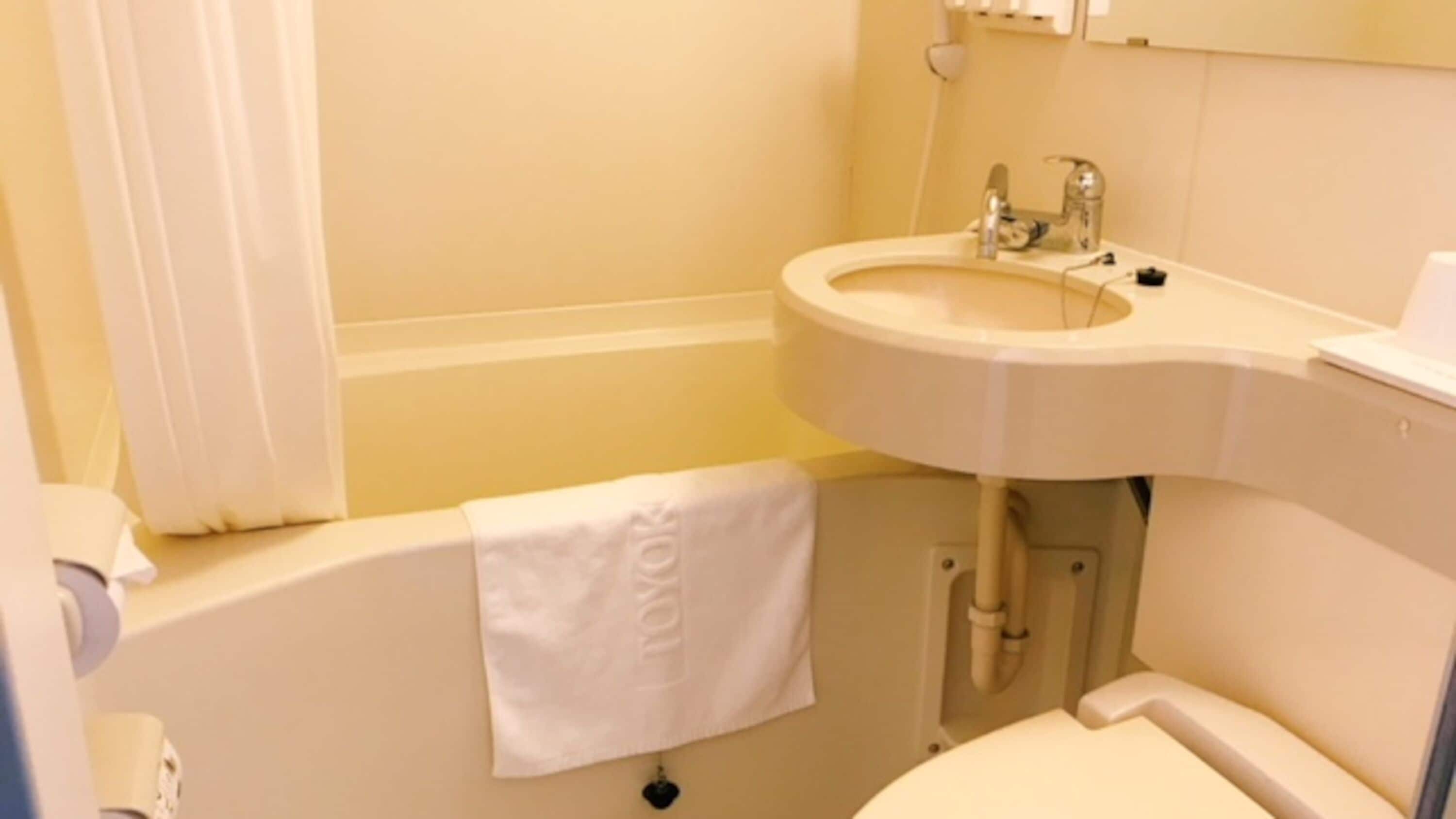 combined shower/bathtub, free toiletries, slippers, bidet