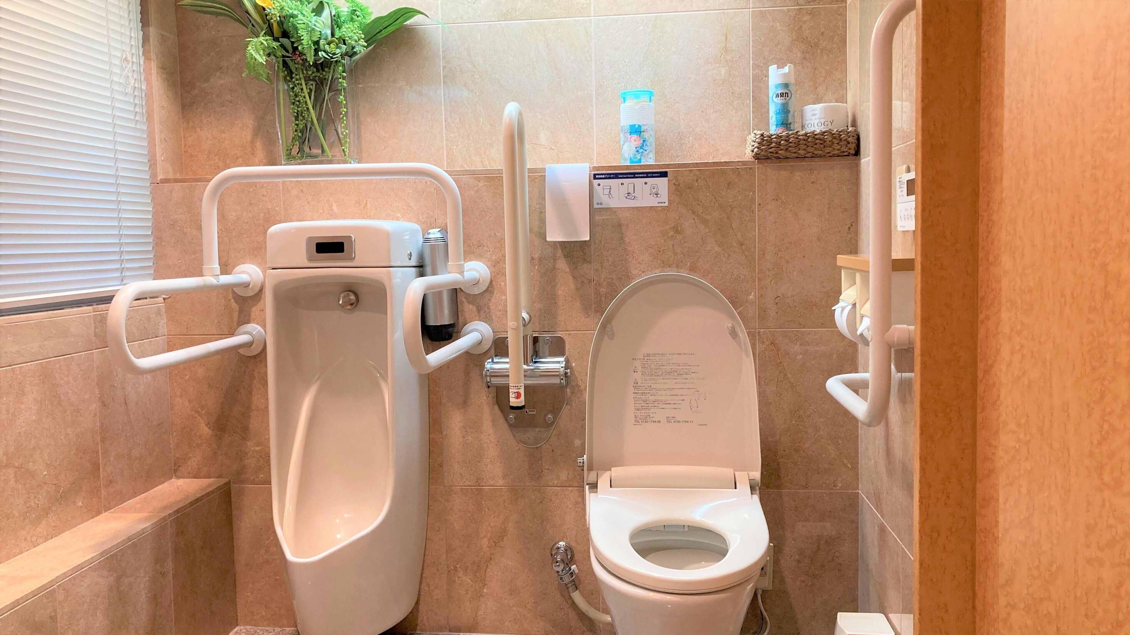 combined shower/bathtub, free toiletries, slippers, bidet