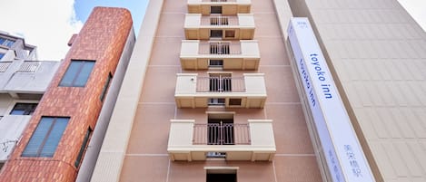 Un hotel de diseño moderno, con un letrero llamativo del Toyota Inn.