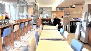 A modern restaurant with bar seating, a kitchen area, and a water dispenser. - Toyoko Inn Okinawa Naha Kokusai Dori Miebashi Station (Naha)