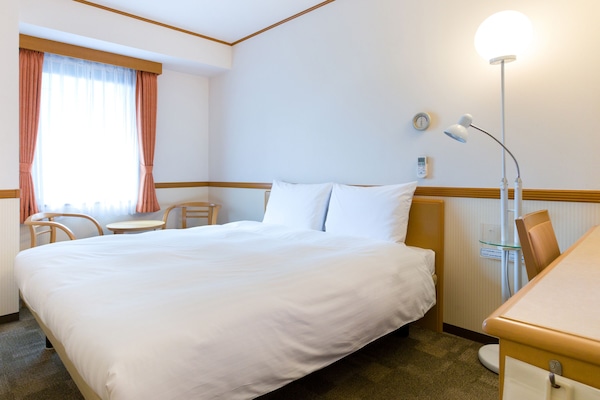 Desk, laptop workspace, free WiFi, bed sheets