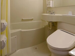 Combined shower/bathtub, free toiletries, hair dryer, slippers - Toyoko Inn Utsunomiya Ekimae No.1 (Utsunomiya)