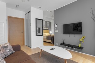 スタジオ バルコニー | リビング エリア | 40 インチの薄型テレビ (ケーブル放送視聴可)、テレビ