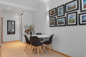 Apartamento, 1 habitación, balcón | Servicio de comidas en la habitación