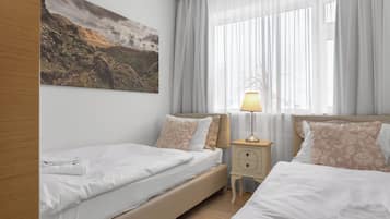 Apartemen, 2 kamar tidur, balkon | 1 kamar tidur, seprai premium, dan tirai kedap cahaya