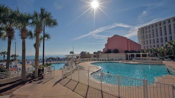 Alberca al aire libre y camastros