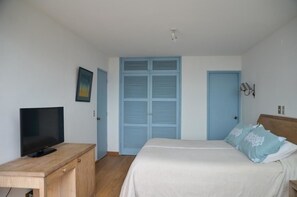 Camera doppia, balcone, vista oceano | Minibar, una cassaforte in camera, una scrivania, ferro/asse da stiro