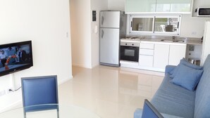 Superior-Apartment, 1 Schlafzimmer, 2 Bäder, Blick auf den Innenhof | Wohnzimmer