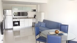 Departamento superior, 1 habitación, 2 baños, vista al patio | Sala de estar | Televisión LCD de 32 pulgadas con canales por cable y televisión 