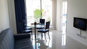 Departamento superior, 1 habitación, 2 baños, vista al patio | Sala de estar | Televisión LCD de 32 pulgadas con canales por cable y televisión 