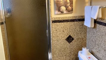 Classic Room, 1 Bedroom, Refrigerator & Microwave, Ground Floor | Bathroom
