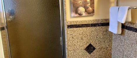 Classic Room, 1 Bedroom, Refrigerator & Microwave, Ground Floor | Bathroom