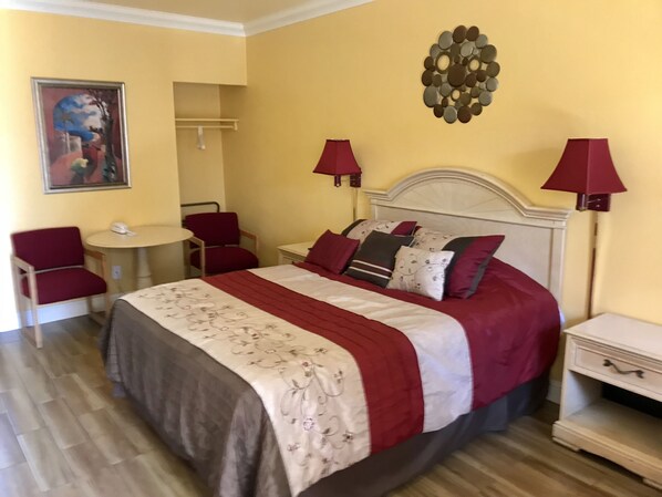 Habitación clásica, 1 habitación, refrigerador y microondas, planta baja | Decoración personalizada, escritorio, cortinas blackout y camas extra 