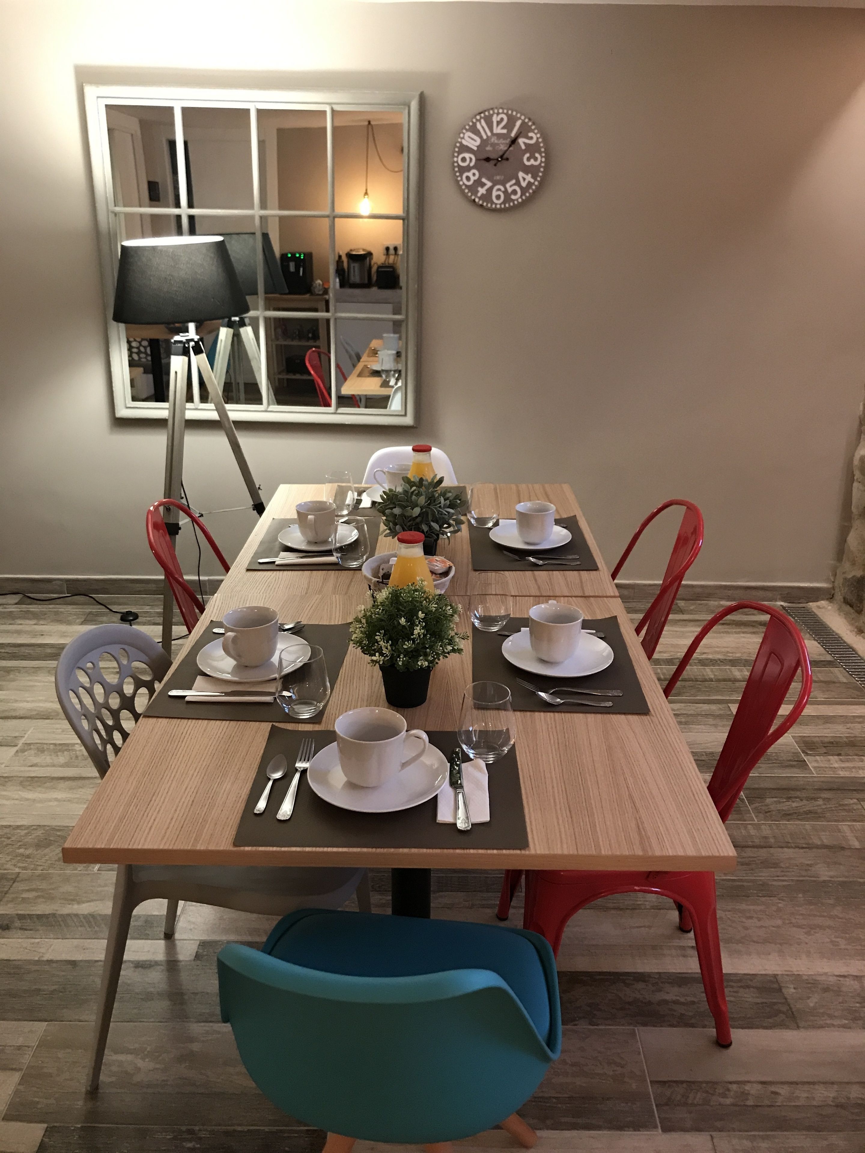 Een 32-inch flatscreentelevisie met kabelzenders en een televisie