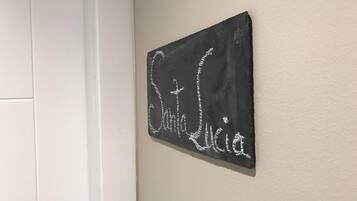 Un letrero de pizarra con el nombre 'St. Lucia' escrito, colgado en una pared.