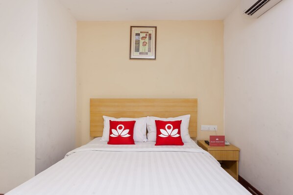 Habitación superior | Escritorio, tabla de planchar con plancha, wifi gratis y ropa de cama