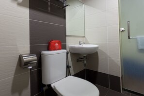 Habitación superior | Baño | Artículos de higiene personal gratuitos, secador de pelo y toallas
