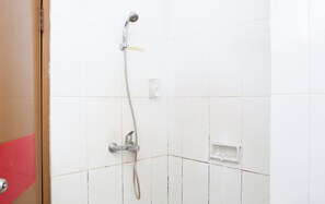 Tweepersoonskamer | Badkamer | Een douche, gratis toiletartikelen, handdoeken