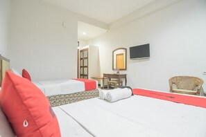 Economy Double Room | Meja, langsir/tirai gelap terus, Wi-fi percuma, cadar katil 