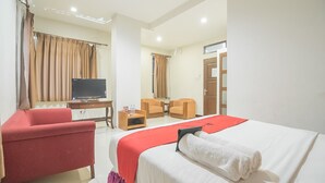 Desk, blackout drapes, WiFi (free), bed sheets - RedDoorz Near Trans Studio Mall 3 (Bandung)