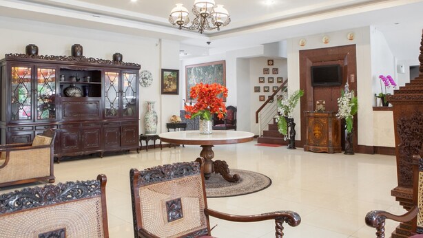 Lobby sitting area - RedDoorz Near Trans Studio Mall 3 (Bandung)