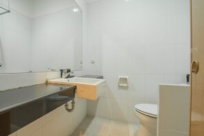 Ducha, artículos de higiene personal gratuitos y toallas