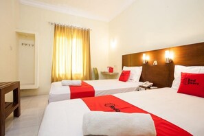 Desk, blackout curtains, free WiFi - Reddoorz Near Marvel City Mall (Surabaya)