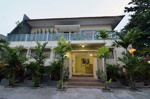 Exterior - RedDoorz Plus near Marvell City Mall (Surabaya)