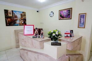 Reception - RedDoorz Plus near Marvell City Mall (Surabaya)