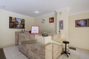 Lobby - RedDoorz Plus near Marvell City Mall (Surabaya)