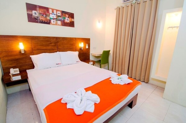 Desk, blackout curtains, free WiFi - RedDoorz Plus near Marvell City Mall (Surabaya)