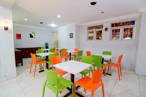 Dining - Reddoorz Near Marvel City Mall (Surabaya)