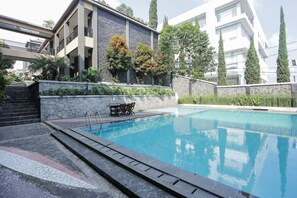 Outdoor pool - RedDoorz Plus near Farmhouse Lembang (Lembang)