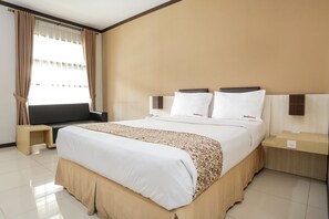Minibar, in-room safe, desk, blackout curtains - RedDoorz Plus near Farmhouse Lembang (Lembang)