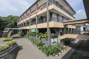 Exterior detail - RedDoorz Plus near Farmhouse Lembang (Lembang)