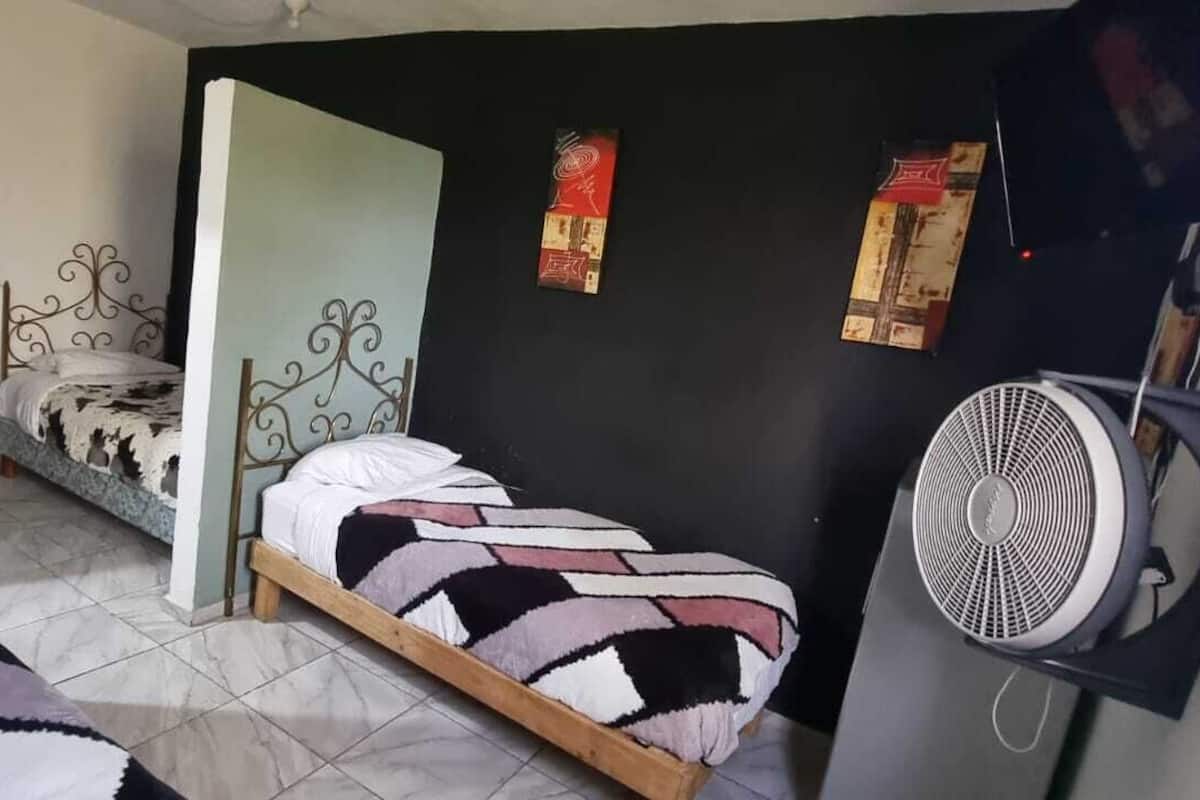 Superior driepersoonskamer | 1 slaapkamer, een minibar, verduisterende gordijnen