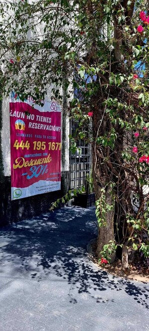 Televisión 32 pulgadas con canales de televisión por cable