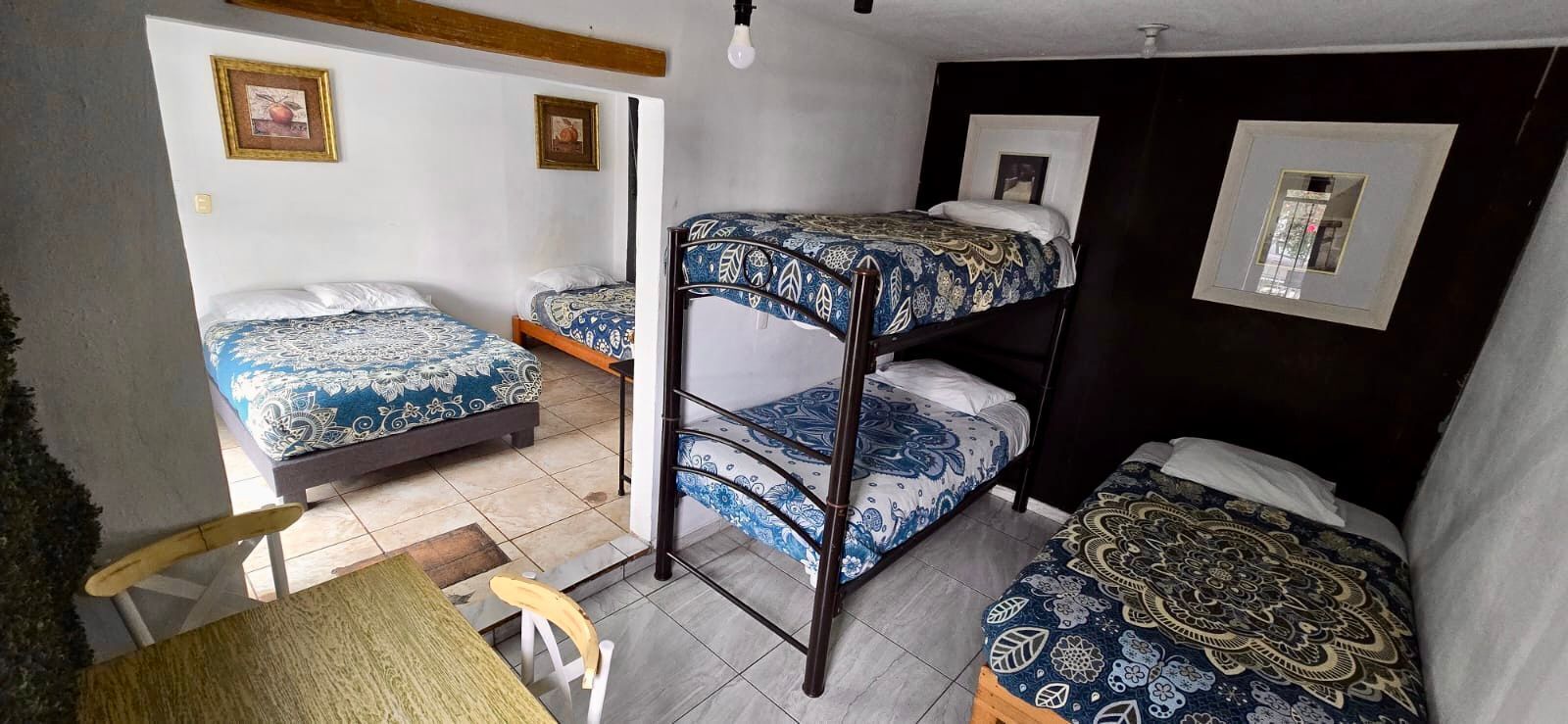 Habitación Deluxe, varias camas | Minibar, cortinas blackout, tabla de planchar con plancha y wifi gratis 