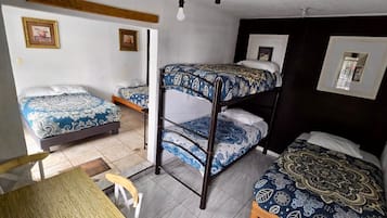 Habitación Deluxe, varias camas | Minibar, cortinas blackout, tabla de planchar con plancha y wifi gratis