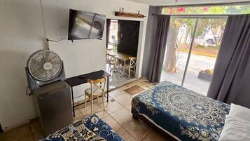 Habitación Deluxe, varias camas | Minibar, cortinas opacas, tabla de planchar con plancha y wifi gratis