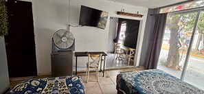 Minibar, cortinas blackout, tabla de planchar con plancha y wifi gratis 