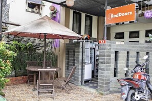Outdoor dining - Reddoorz Plus Near Isola UPI (Bandung)