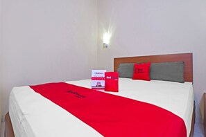 Double Room | Desk, blackout drapes, free WiFi - RedDoorz near Trans Studio Mall 2 (Bandung)