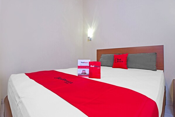 Double Room | Desk, blackout drapes, free WiFi - RedDoorz near Trans Studio Mall 2 (Bandung)