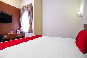 Double Room | Desk, blackout drapes, free WiFi - RedDoorz near Trans Studio Mall 2 (Bandung)