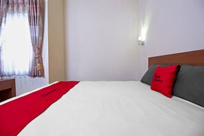Double Room | Desk, blackout drapes, free WiFi - RedDoorz near Trans Studio Mall 2 (Bandung)